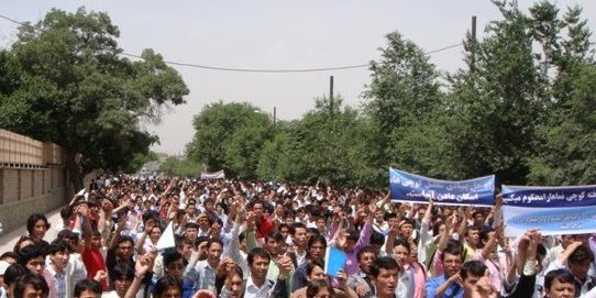 اعتراض دانشجویان دانشگاه کابل به تجاوز وحشیانه کوچی با بیرق طالبان 