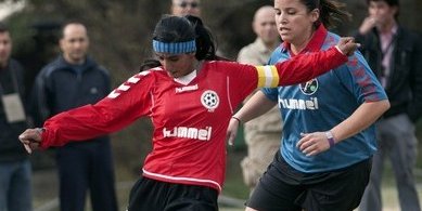 عکس هایی از مسابقه دوستانه فوتبال میان تیم زنان افغانستان و تیم منتخب زنان نیروهای بین المللی آیساف