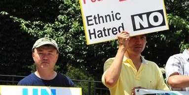 اعتراض به حمله ی وحشیانه کوچی با بیرق آدمکشان طالب، مقابل دفتر سازمان ملل در نیویارک!