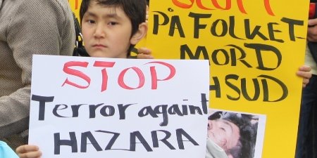 اعتراض صدها افغانستانی مقیم نروژ به حمله ی مسلحانه ی کوچی با بیرق آدمکشان طالب