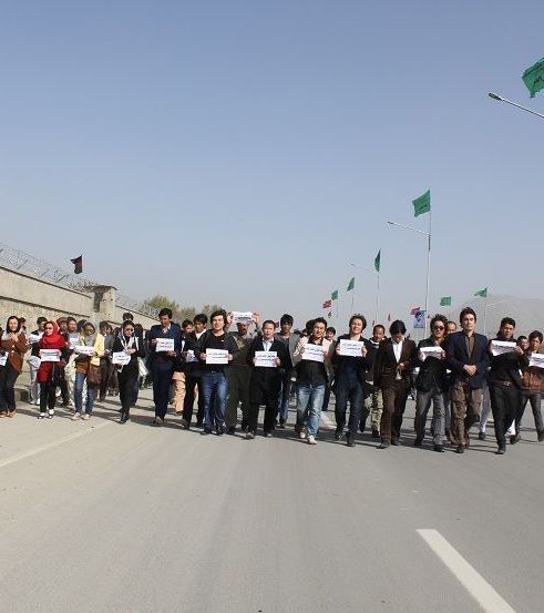راه پیمایی در جاده فیض محمد کاتب هزاره