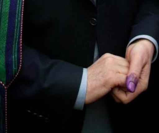 انگشت حکومت، زیر دندان یوناما