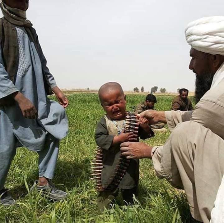 این صحنه را تنها در مناطق قبایلی فغانستان می توان دید!